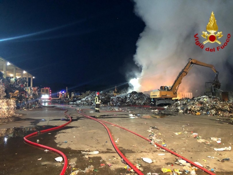 VIDEO - Le operazioni di spegnimento dell'incendio di Palazzolo